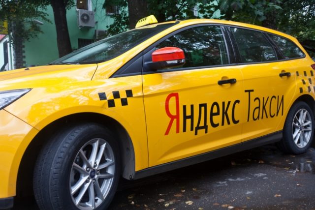 Желтый автомобиль от Yandex
