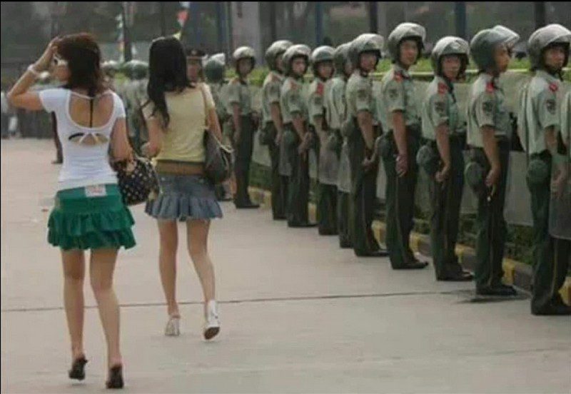 Девушки и армия.