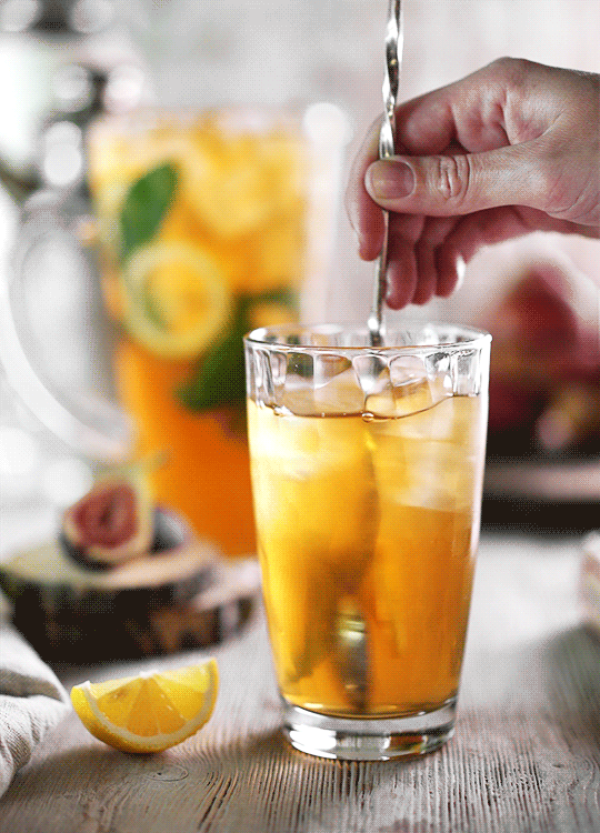 Сок пью вкусный. Коктейль (напиток). Холодные напитки летом. Лимонад со льдом. Коктейль с лимоном.