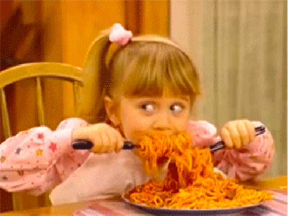 5. Смешная гифка девочка смачно ест Спагетти