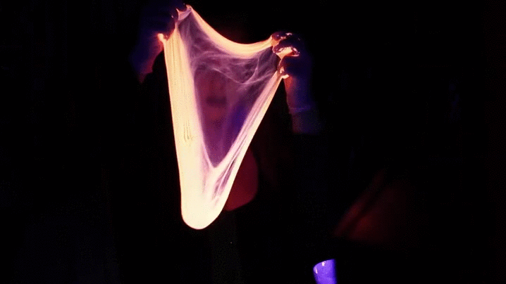 8. Гифка длинный тягучий слайм в темноте