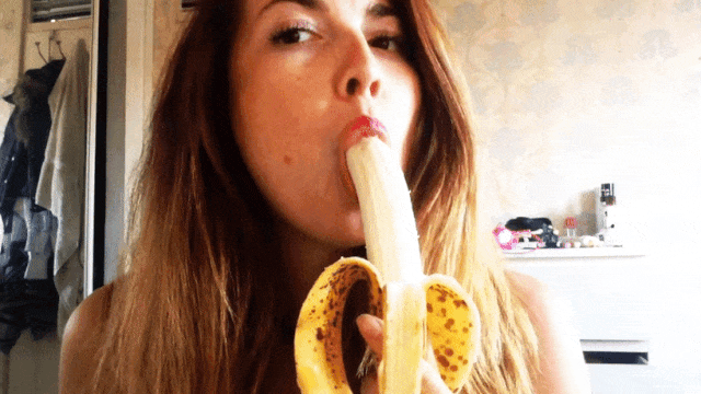 Жена делает мужу приятно. Девушка с бананом. Девушка с бананом во рту. Девушка ест банан. Красивая девушка ест банан.