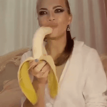 2. Гиф анимация Девушка с бананом