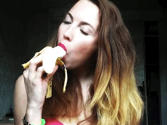 Горловой дома. Девушка ест банан. Женщина с бананом. Глотает банан. Девушка с бананом во рту.
