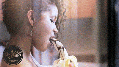 6. Девушка ест банан гиф