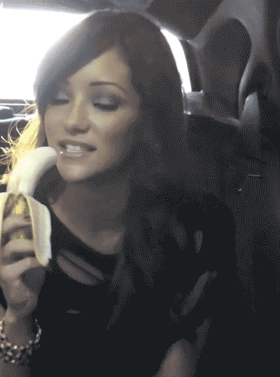 7. Девушка и банан gif