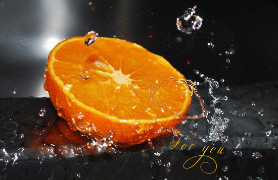 9. Красивая gif картинка апельсин в брызгах воды
