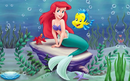 9. Мультяшная гиф анимация на морском дне, на камне отдыхает русалочка, рядом с ней краб и весёлая рыбка, пускающая пузыри.
