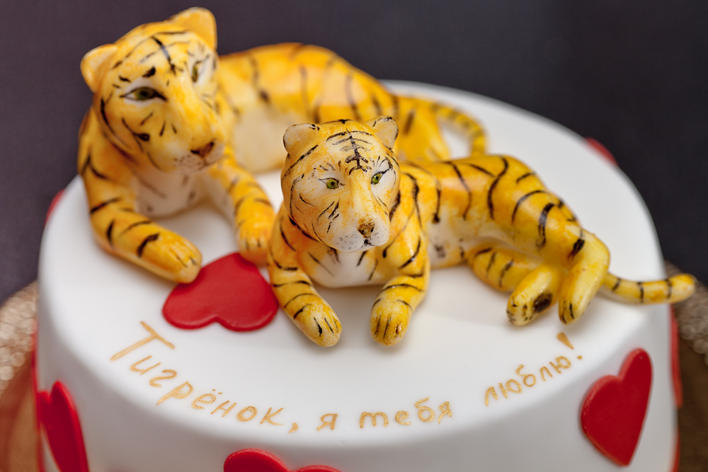 21. Картинка праздничный тортик с тиграми!