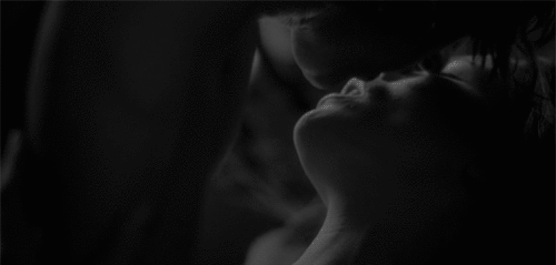 Ласкает мужа языком. Страстный поцелуй. Нежный поцелуй. Нежный поцелуй в темноте. Нежные поцелуи по телу.