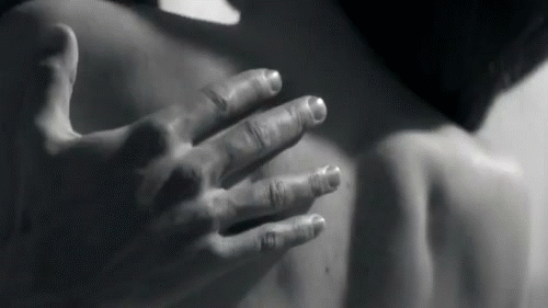 Touch dick. Нежное прикосновенье. Нежные прикосновения страсть. Пальцами по телу. Ласки руками.