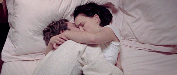К чему снится мужчина обнимает и целует. Спать в обнимку. Обнимашки в постели. Поцелуи в кровати. Обнимашки с любимым в постели.