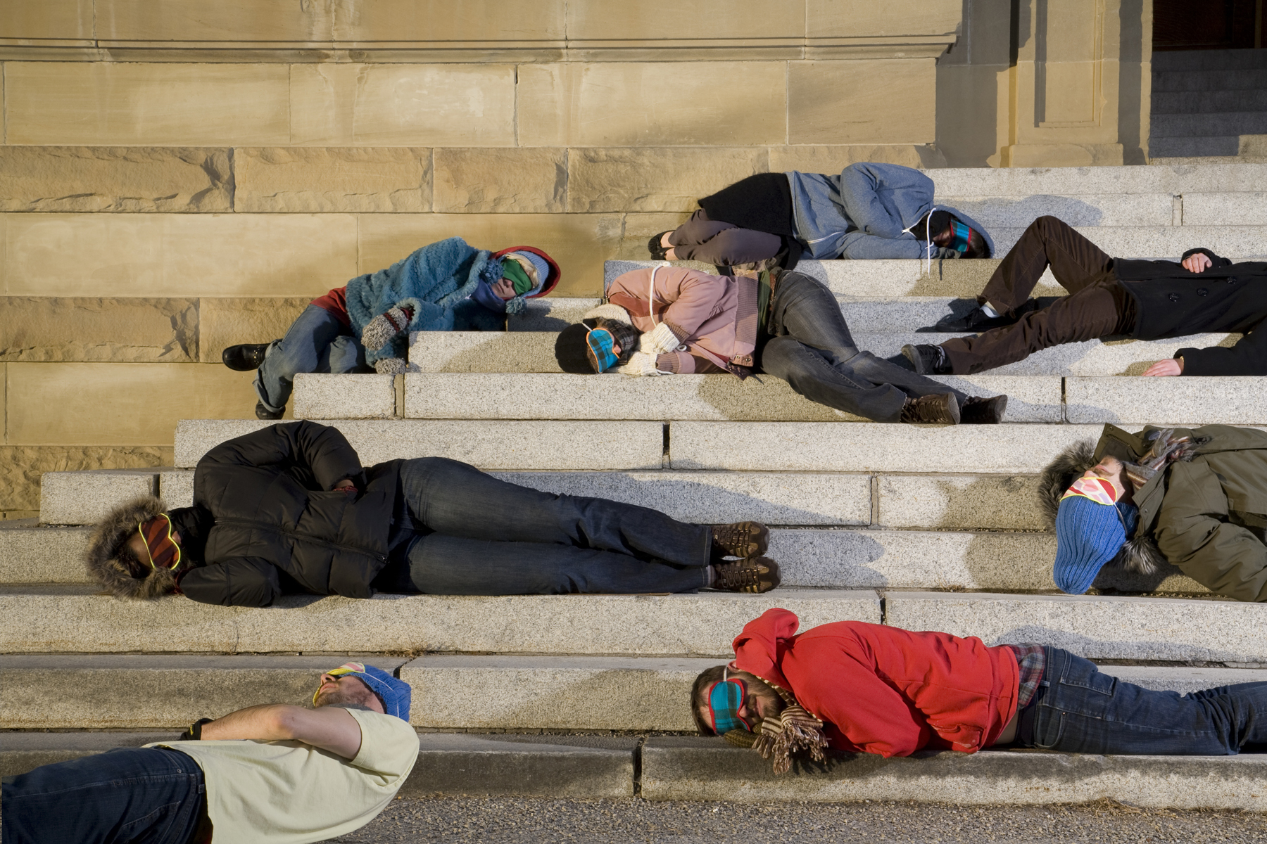 Люди оказавшиеся на социальном дне. Сон в общественном месте. Люди спят в общественном месте. Человек спящий в общественном месте. День сна в общественных местах.