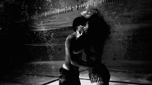 Гифки мужчина и женщина страсть. Страсть. Страстный поцелуй под душем. Страстные гифки. Живые объятия.