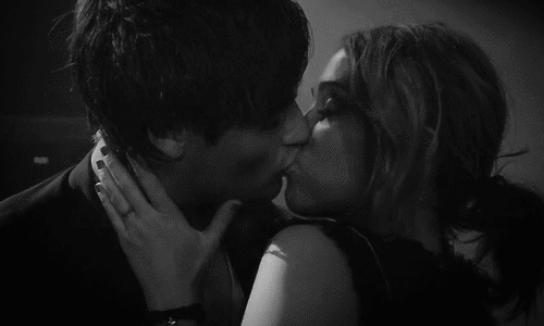 Гифки мужчина и женщина страсть. Страстный поцелуй. Гифка поцелуй. Живой поцелуй. Гифки поцелуев.