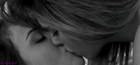 Гифки девушки целуются.