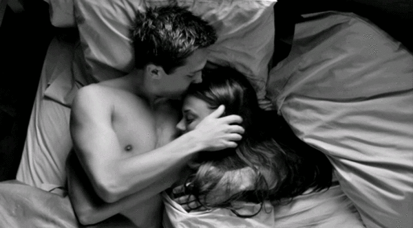 Гифки Страстный поцелуй в постели.