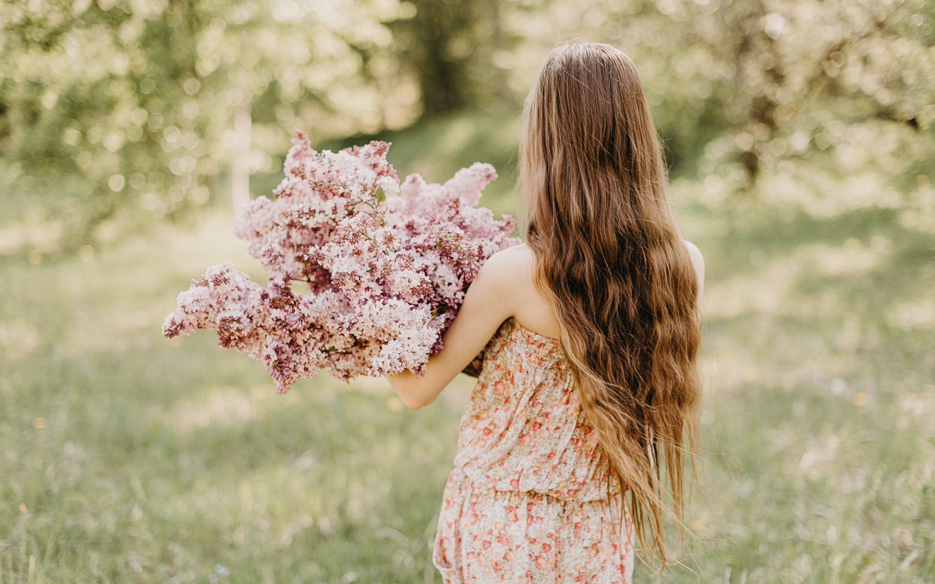 Фото женщина с цветами со спины
