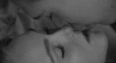 4. Гифка целуются в постеле.