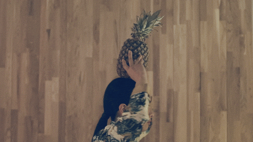 2. Гифка девушка вращается вместе с ананасом на голове