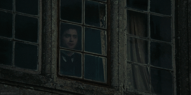5. Гифка Лицо в окне. Призрачное очертание лица, которое появляется рядом с живым человеком.