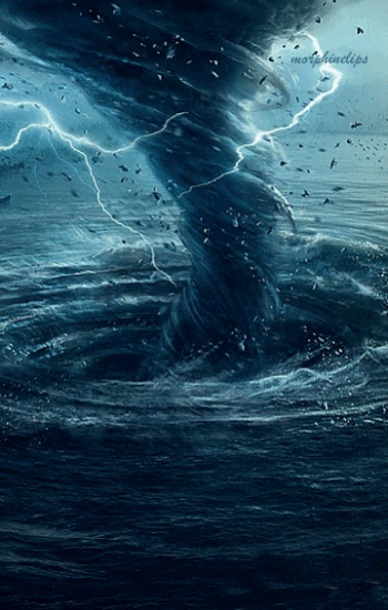 1. Гифка шторм на море и молния