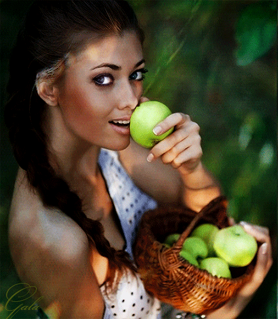 1. Гифка девушка с яблоками