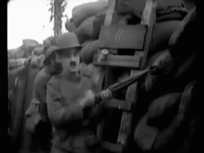 7. Гифка «На плечо!». Гифка, которая является сценой из известного фильма Чарли Чаплина, картина посвящена Первой мировой войне.