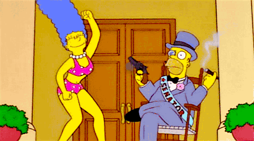 8. Гифка Мардж. Жена Гомера. Танцует для него в купальнике, а сам он представлен здесь в необычном образе.