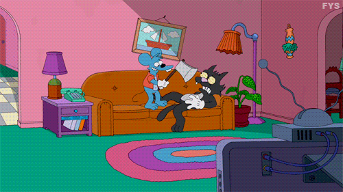 2. Гифка Гомер. Гомер спасает здоровье коту, отгоняя от него злобную мышь.