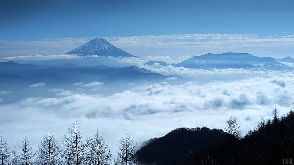 7. Очень красивая гифка облака в горах