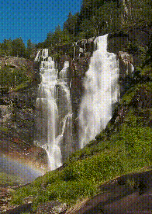 1. Красивая гифка водопада