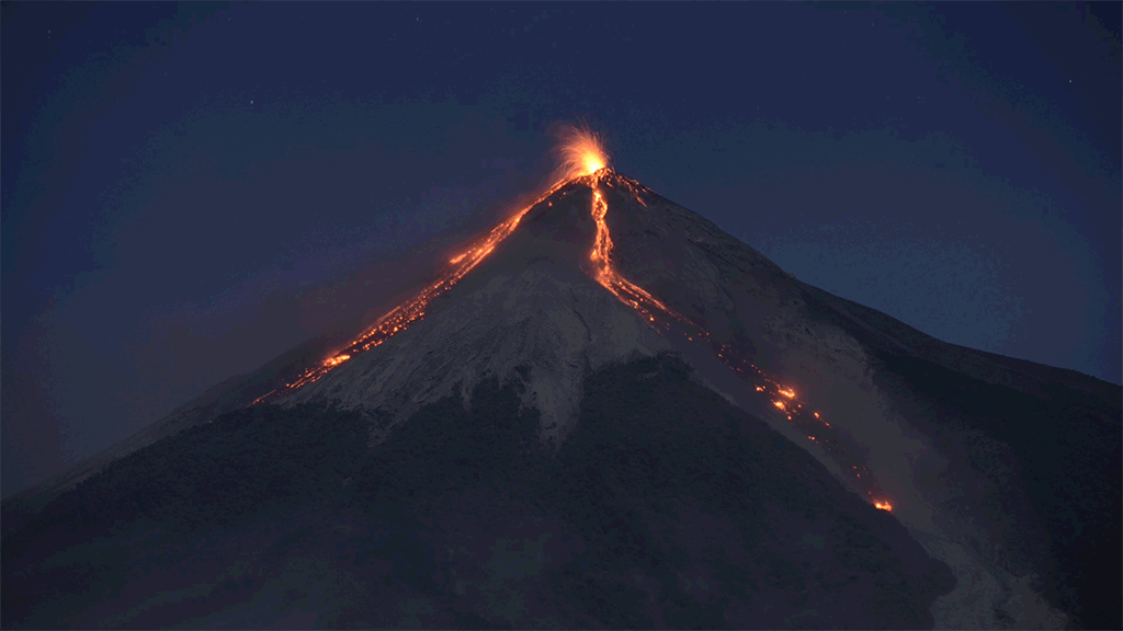 1. Гифка красивое извержение вулкана
