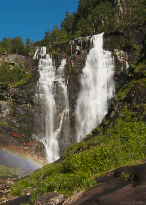 9. Потрясающе красивая гифка с водопадами