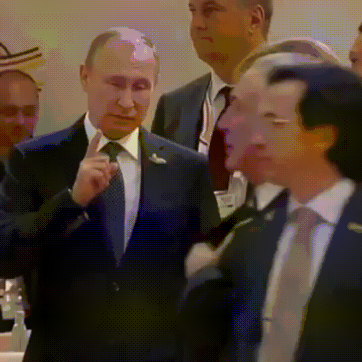 2. Гифка Путин стучит по столу