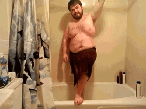 1. Смешная гифка мужик танцует в ванной