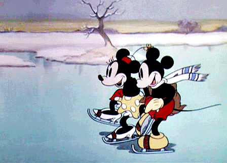 7. Микки и Мини катаются на коньках мульт гифка
