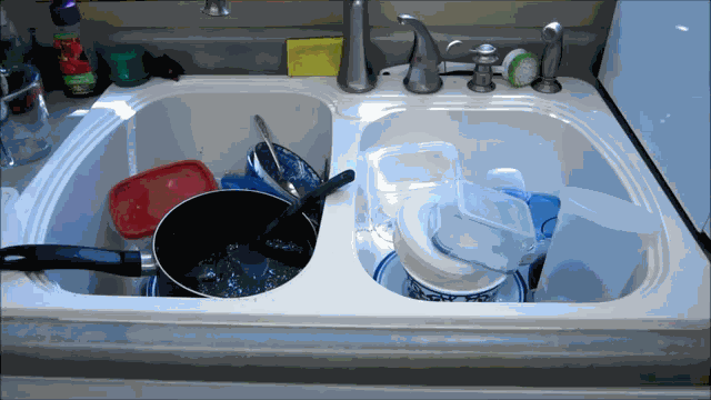 2. Гифка фото посуды и текущая вода