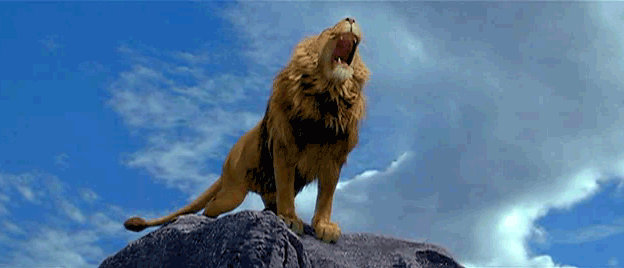 20. Красивая гифка Продолжительный рёв льва, стоящего на вершине скалы на фоне синего неба и большого облака